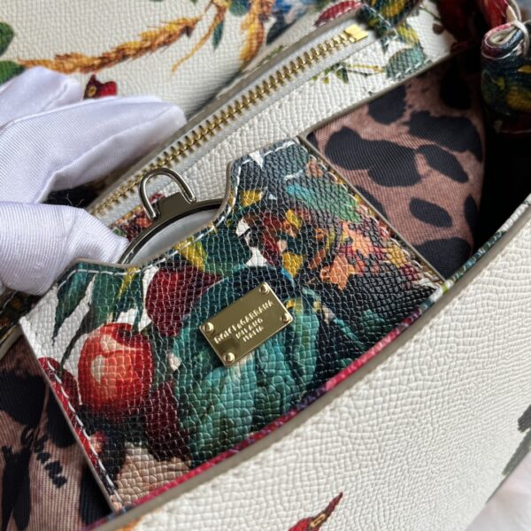 Dolce & Gabban Leather Print. Can be carried by strap or as a bag. Every time it is presented, there are always endless surprises of luxury.-25cm