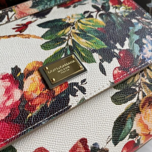 Dolce & Gabban Leather Print. Can be carried by strap or as a bag. Every time it is presented, there are always endless surprises of luxury.-25cm