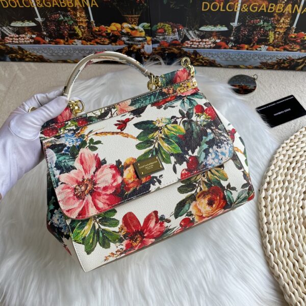 Dolce & Gabban Leather Print. Can be carried by strap or as a bag. Every time it is presented, there are always endless surprises of luxury.-25cm