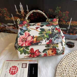 Dolce & Gabban Leather Print. Can be carried by strap or as a bag. Every time it is presented, there are always endless surprises of luxury.-25cm