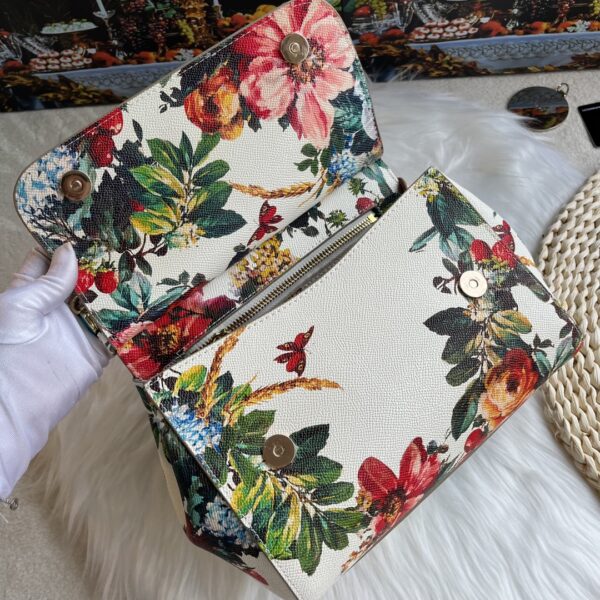 Dolce & Gabban Leather Print. Can be carried by strap or as a bag. Every time it is presented, there are always endless surprises of luxury.-25cm