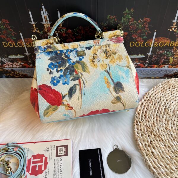 Dolce & Gabban Leather Print. Can be carried by strap or as a bag. Every time it is presented, there are always endless surprises of luxury.-25cm