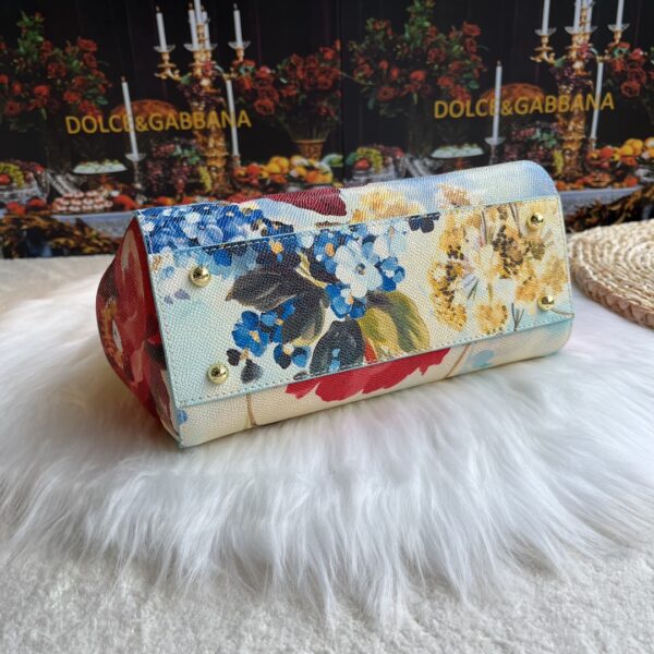 Dolce & Gabban Leather Print. Can be carried by strap or as a bag. Every time it is presented, there are always endless surprises of luxury.-25cm