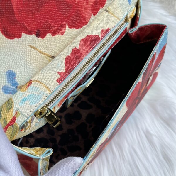 Dolce & Gabban Leather Print. Can be carried by strap or as a bag. Every time it is presented, there are always endless surprises of luxury.-25cm