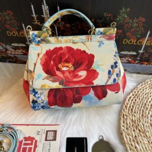 Dolce & Gabban Leather Print. Can be carried by strap or as a bag. Every time it is presented, there are always endless surprises of luxury.-25cm