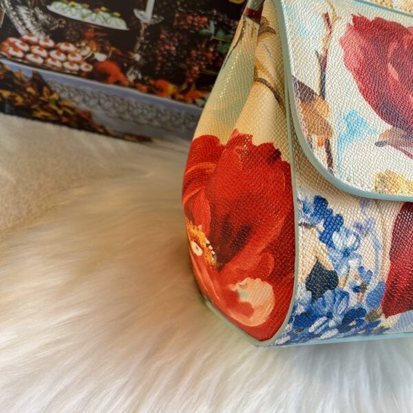 Dolce & Gabban Leather Print. Can be carried by strap or as a bag. Every time it is presented, there are always endless surprises of luxury.-25cm