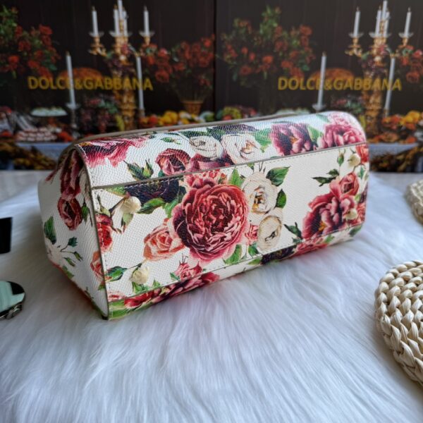 Dolce & Gabban Leather Print. Can be carried by strap or as a bag. Every time it is presented, there are always endless surprises of luxury.-25cm
