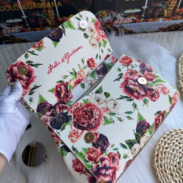 Dolce & Gabban Leather Print. Can be carried by strap or as a bag. Every time it is presented, there are always endless surprises of luxury.-25cm