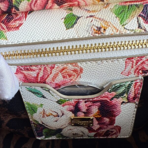 Dolce & Gabban Leather Print. Can be carried by strap or as a bag. Every time it is presented, there are always endless surprises of luxury.-25cm