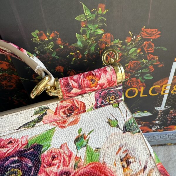 Dolce & Gabban Leather Print. Can be carried by strap or as a bag. Every time it is presented, there are always endless surprises of luxury.-25cm