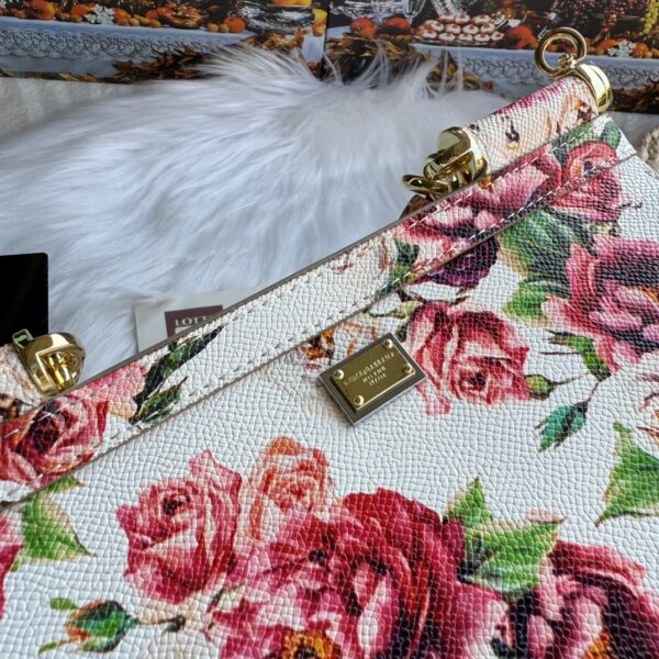Dolce & Gabban Leather Print. Can be carried by strap or as a bag. Every time it is presented, there are always endless surprises of luxury.-25cm