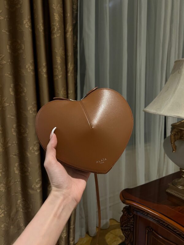 ALAlA LE CEUR The most popular heart-shaped bag -L21cm with original box free shipping
