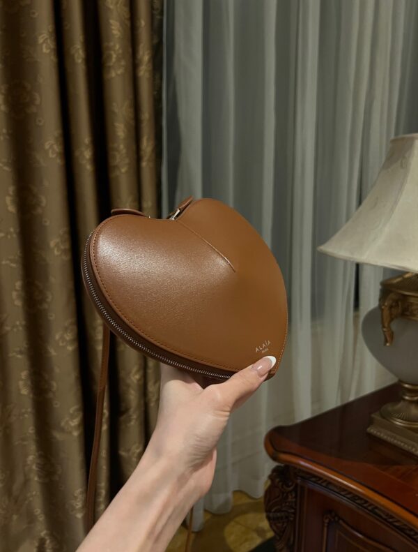 ALAlA LE CEUR The most popular heart-shaped bag -L21cm with original box free shipping