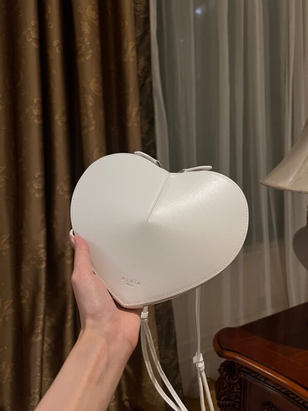 ALAlA LE CEUR The most popular heart-shaped bag -L21cm with original box free shipping