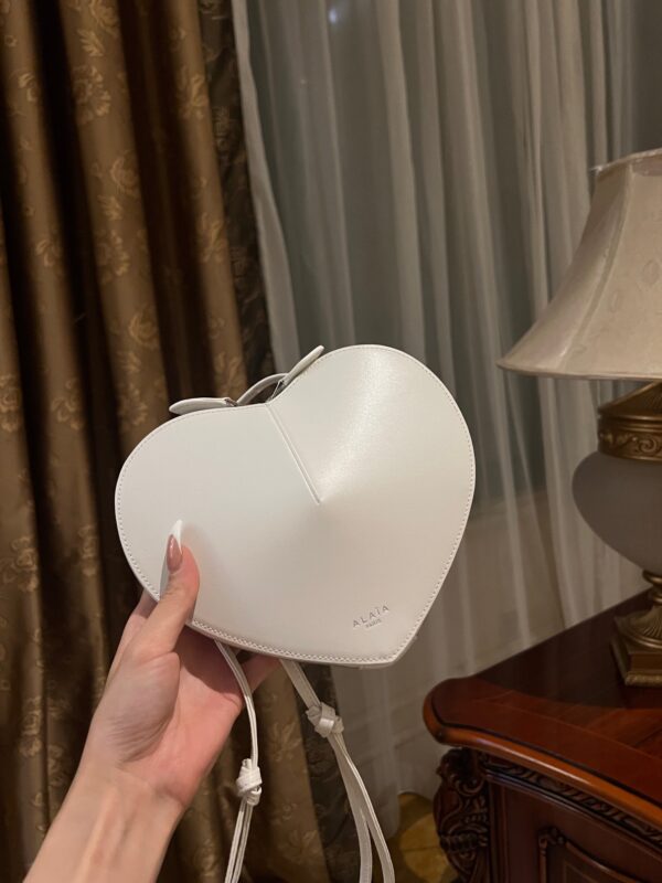 ALAlA LE CEUR The most popular heart-shaped bag -L21cm with original box free shipping