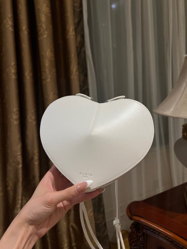 ALAlA LE CEUR The most popular heart-shaped bag -L21cm with original box free shipping