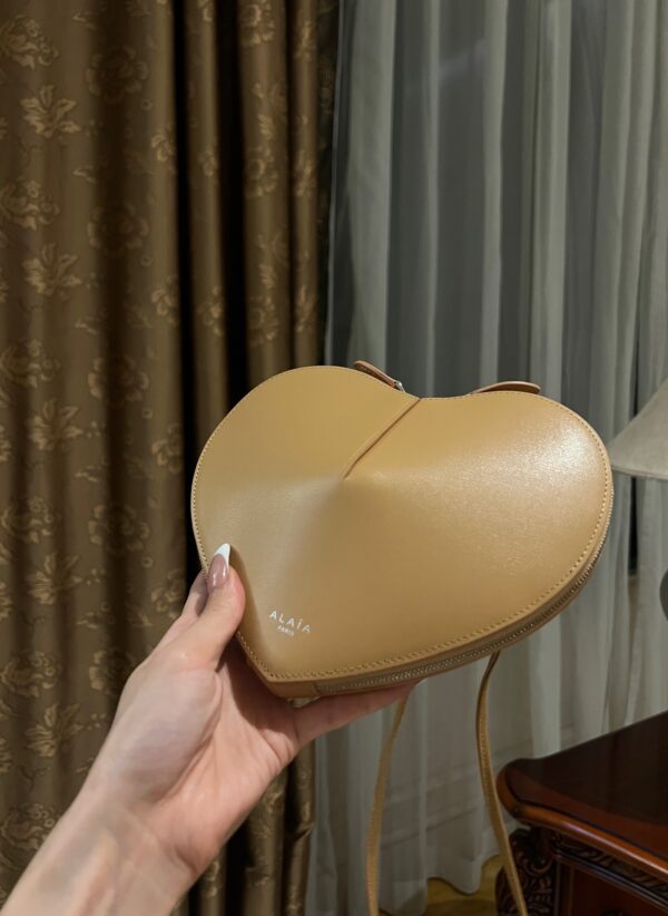 ALAlA LE CEUR The most popular heart-shaped bag -L21cm with original box free shipping