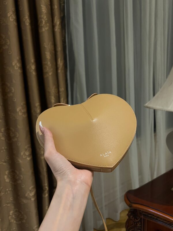 ALAlA LE CEUR The most popular heart-shaped bag -L21cm with original box free shipping